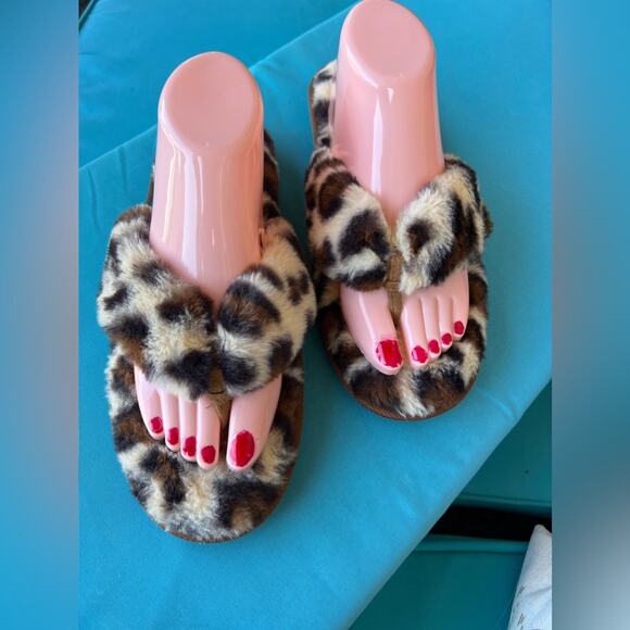 MUK LUKS Maren Faux Fur Thong Cheetah Pattern Flat Memory Foam Slippers Sz 9-10 - Picture 1 of 9